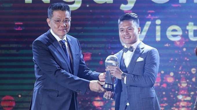 AFF President Khiev Sameth presents the awards to Nguyen Quang Hai. 