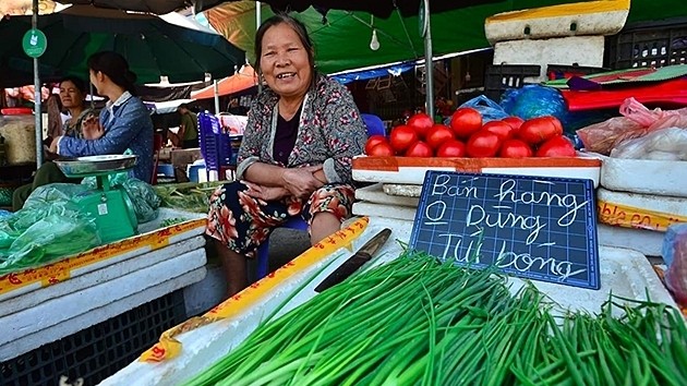 For a long time, Nhon market with about 270 stalls has said no to plastic bags and encouraged customers to bring their own food containers to the market. (Photo: NDO/Ngoc Vy)