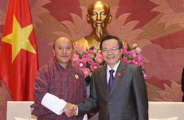 Vice Chairman of the National Assembly Phung Quoc Hien (R) and Bhutanese Auditor General Tshering Kezang (Photo: VNA)