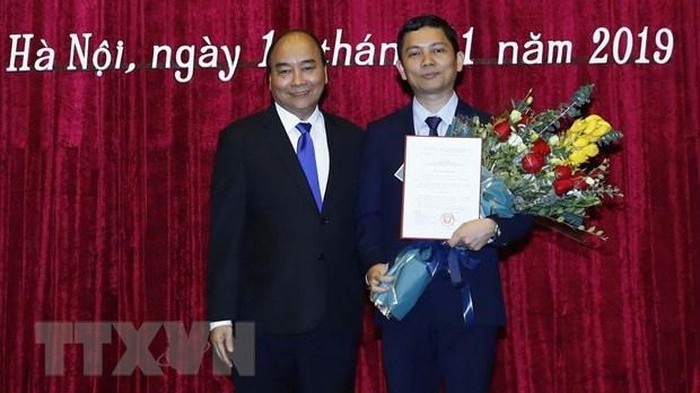 PM Nguyen Xuan Phuc (L) congratulates Assoc. Prof. Dr. Bui Nhat Quang. (Photo: VNA)