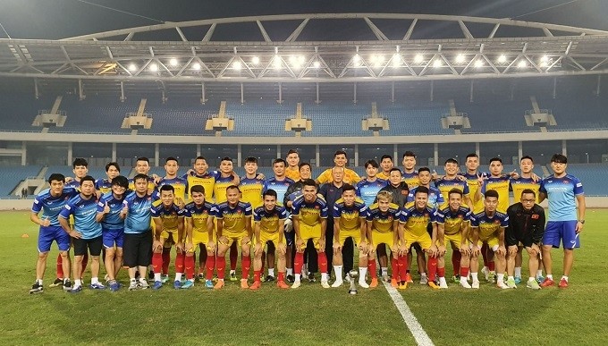 The coaching staff and players of the Vietnamese national team pose for a photo together ahead of their training session on November 10 afternoon. (Photo: VFF)