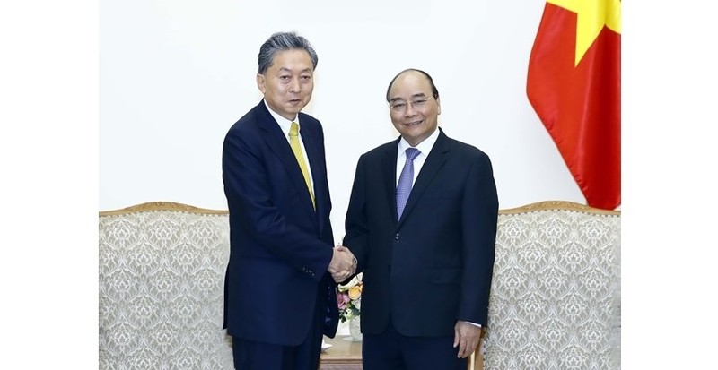 Prime Minister Nguyen Xuan Phuc (R) and President of the East Asian Community Institute of Japan Hatoyama Yukio (Photo: VNA)