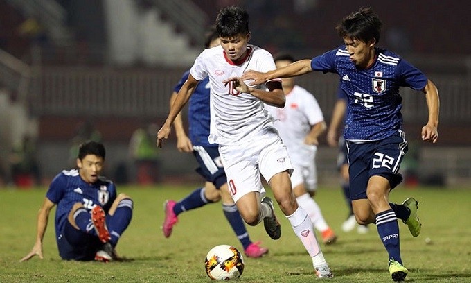 Vietnam U19s (in white) play a good game against their Japanese opponents.