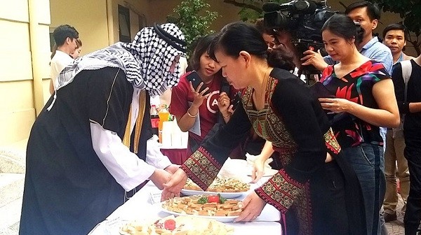 The event features a display of traditional Palestinian dishes. (Photo: hanoimoi.com.vn)
