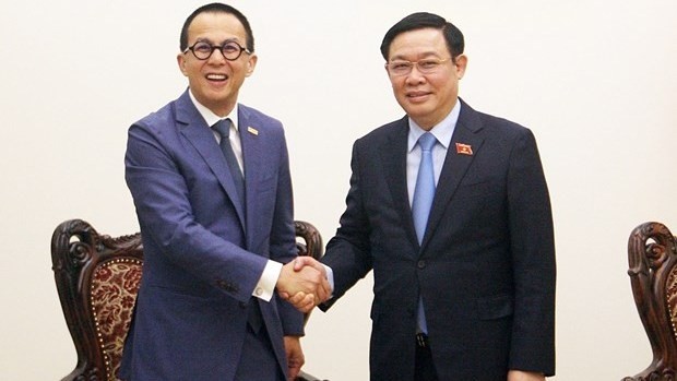 Deputy Prime Minister Vuong Dinh Hue (R) and Chairman of the Pacific Century Group Richard Li (Photo: VNA) 