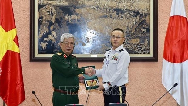 Sen. Lieut. Gen. Nguyen Chi Vinh (left) and Major General Endo Makoto (Photo: VNA)