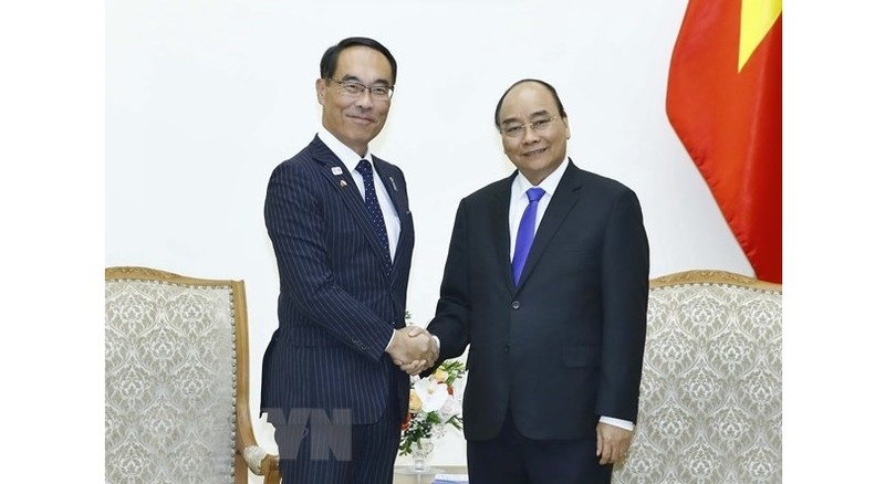 Prime Minister Nguyen Xuan Phuc (R) and Governor of Japan’s Saitama prefecture Motohiro Ono (Photo: VNA)