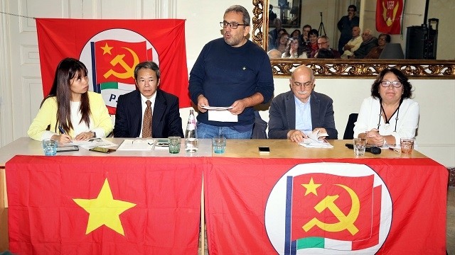 Secretary of the Communist Party of Italy in charge of education Luca Cangemi (standing) speaks at the event. (Photo: VNA)