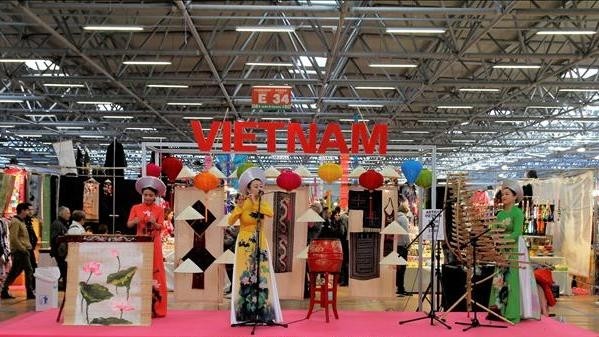 A performance of Vietnamese traditional musical instruments at the event (Photo: VNA)