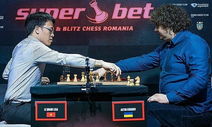 Le Quang Liem (L) and Anton Korobov (Ukraine) during their game at the Romania Grand Tour.