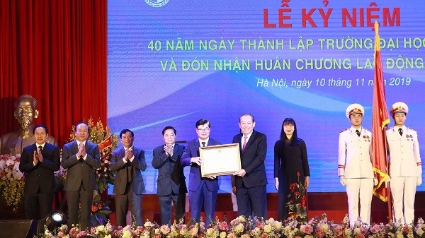 Deputy Prime Minister Truong Hoa Binh presents the Labour Order, first class, to leader of Hanoi Law University (Photo: VNA)