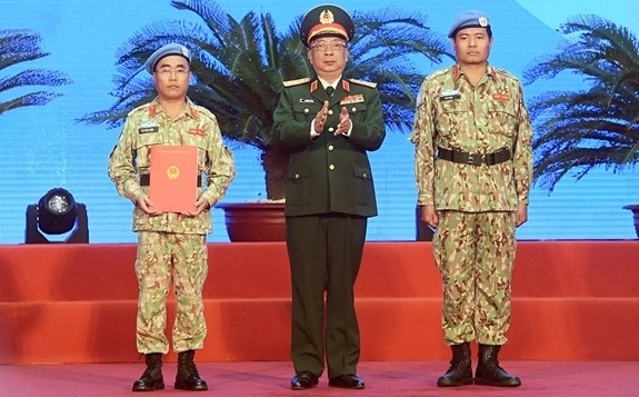 Deputy Minister of Defence Lieut. Gen. Nguyen Chi Vinh gave the order for the Level-2 Field Hospital No.2 to replace the Level-2 Field Hospital No.1. (Photo: qdnd)