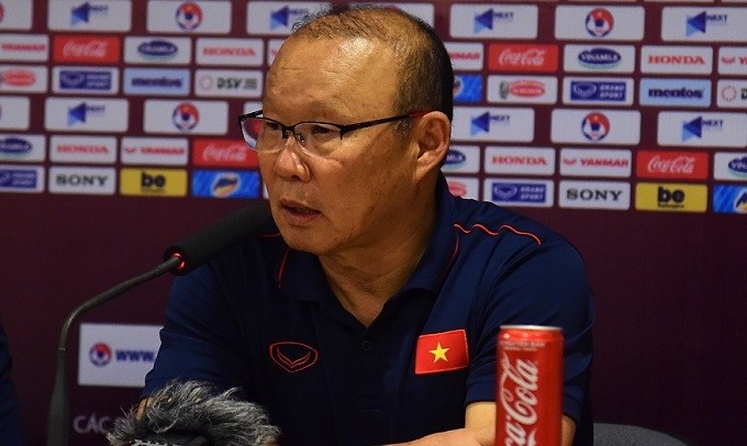 Vietnam head coach Park Hang-seo speaks at the press conference after the match against the UAE on November 14. (Photo: NDO/Tran Hai)