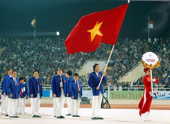 The Vietnamese sport delegation march during the opening ceremony of the 2003 SEA Games at Hanoi's My Dinh National Stadium. (Photo: tuoitre.vn)