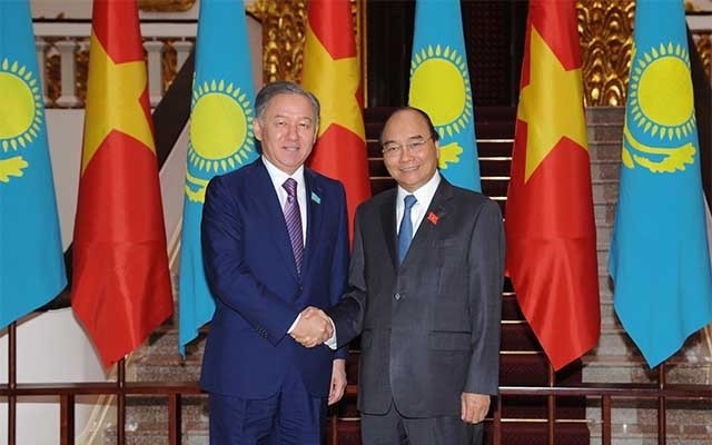 PM Nguyen Xuan Phuc (R) and Chairman of the Mazhilis (lower house) of the Parliament of Kazakhstan Nurlan Nigmatulin. 