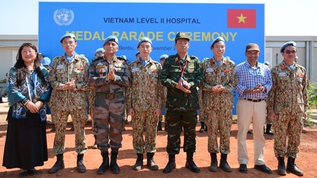 Staff of Vietnam’s Level-2 field Hospital No. 1 receive medals of honour for their dedication to the United Nations Peacekeeping Career. (Photo: qdnd.vn)