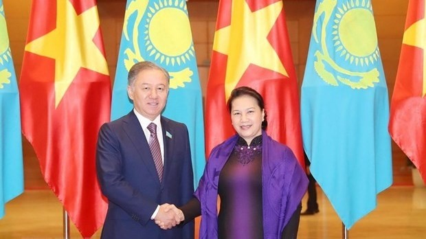 Chairwoman of the National Assembly Nguyen Thi Kim Ngan (R) and Chairman of the Mazhilis (lower house) of the Parliament of Kazakhstan Nurlan Nigmatulin at the welcome ceremony on November 14 (Photo: VNA)