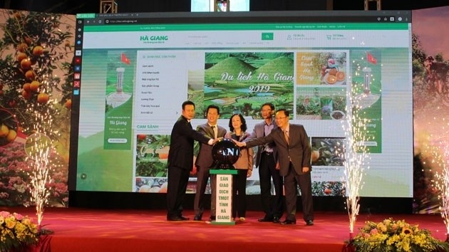 Politburo member Truong Thi Mai and other delegates press the button to launch the an e-commerce trading floor for typical agricultural products of Ha Giang Province. 