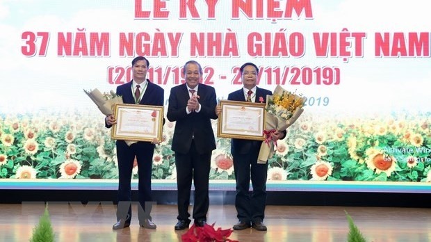 Deputy PM Truong Hoa Binh presents Labour Orders to individuals of the VNUA. (Photo: VNA)