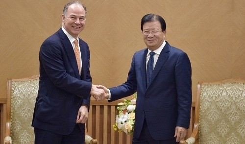 Deputy PM Trinh Dinh Dung (R) receives Chief Executive Officer of US-based Gen X Energy Scott Kicker in Hanoi. (Photo: VGP)