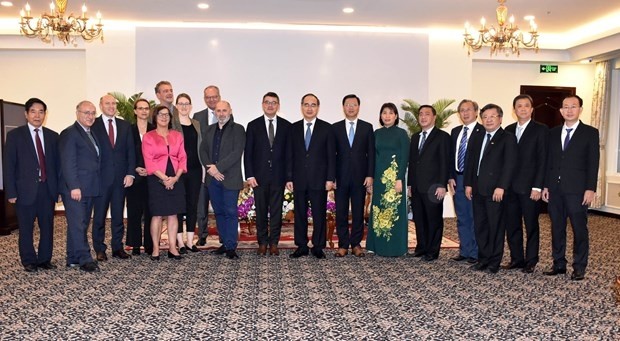 Secretary of Ho Chi Minh City Nguyen Thien Nhan and the delegation of the Hessen State Parliament. (Photo: VNA)