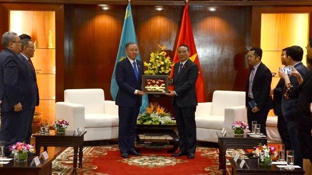 Secretary of the municipal Party Committee Truong Quang Nghia (R) presents gift to Chairman of the Mazhilis of the Parliament of Kazakhstan Nurlan Nigmatulin. (Photo: VNA)