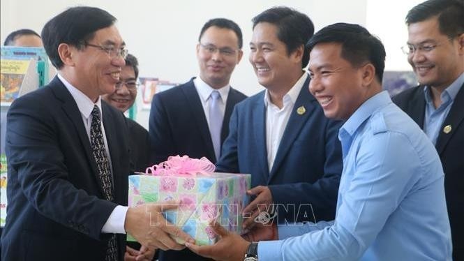 Vietnamese embassy presents books to local library in Cambodia (Photo: VNA)