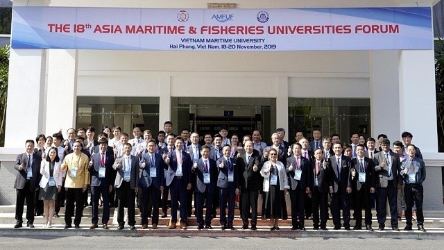 Participants in the 18th Asia Maritime and Fisheries Universities Forum pose for a photo. (Photo: VNA)