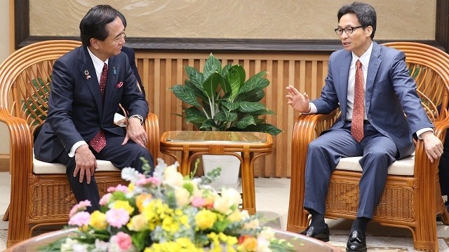 Deputy Prime Minister Vu Duc Dam (R) meets with Kanagawa Governor Kuroiwa Yuji in Hanoi on November 18 (Photo: VNA)
