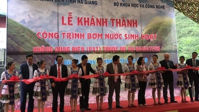 The ribbon cutting ceremony for the inauguration of the project. (Photo: NDO/Khanh Toan)