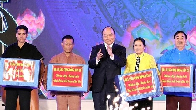 PM Nguyen Xuan Phuc (C) presents gifts to representatives at the event. (Photo: VNA)