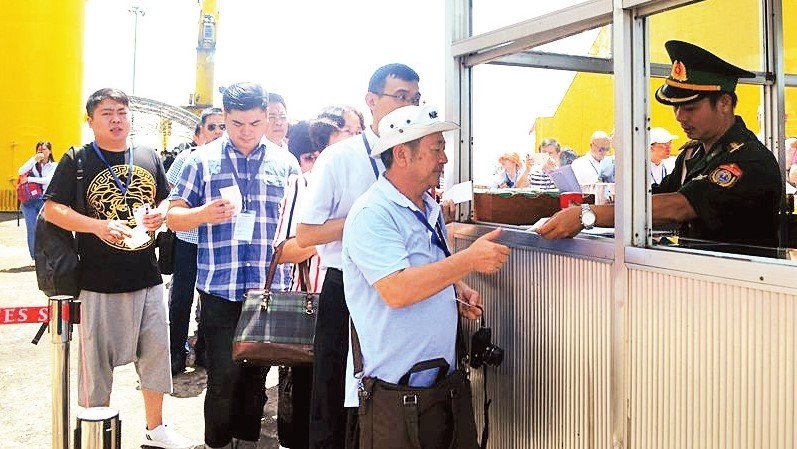 Foreign visitors completing entry procedures at Tien Sa Port in Da Nang City. (Photo: THU HA)