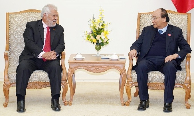 PM Nguyen Xuan Phuc (R) and Venezuelan Ambassador to Vietnam Jorge Rondon Uzcategui. (Photo: VGP)