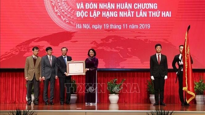 Vice President Dang Thi Ngoc Thinh granted the first-class Independence Order (for the second time) to the State Committee on Overseas Vietnamese Affairs. (Photo: VNA)