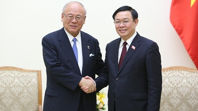 Deputy Prime Minister Vuong Dinh Hue (R) and Takebe Tsutomu, Special Advisor to the Japan-Vietnam Friendship Parliamentary Alliance. (Photo: VNA)