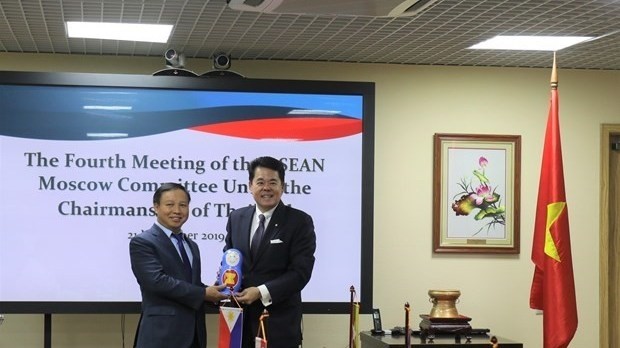 Vietnamese Ambassador to Russia Ngo Duc Manh (left) on November 21 took over the rotating Chairmanship of the ASEAN Moscow Committee (AMC) from the Thai ambassador. (Photo: VNA)
