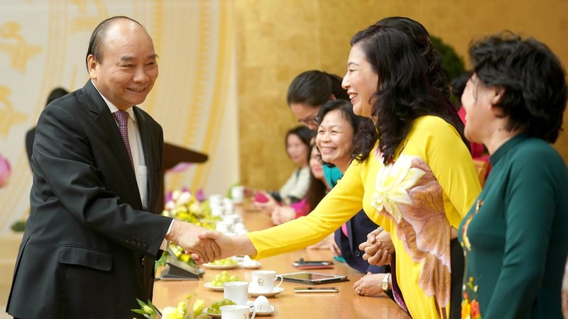 PM Nguyen Xuan Phuc meets female leaders and NA deputies. (Photo: VGP)