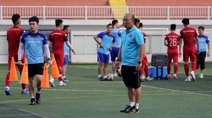 Park Hang-seo and his Vietnam U22 side during their November 21 training session on artificial turf at Ton Duc Thang University in HCM City.