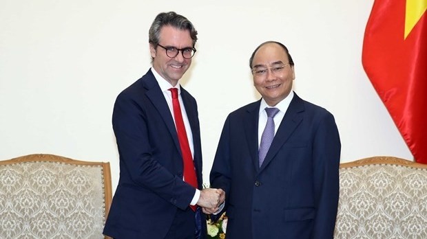 Prime Minister Nguyen Xuan Phuc (R) receives Ambassador Pier Giorgio Aliberth, head of the EU delegation to Vietnam, on November 22 (Photo: VNA)