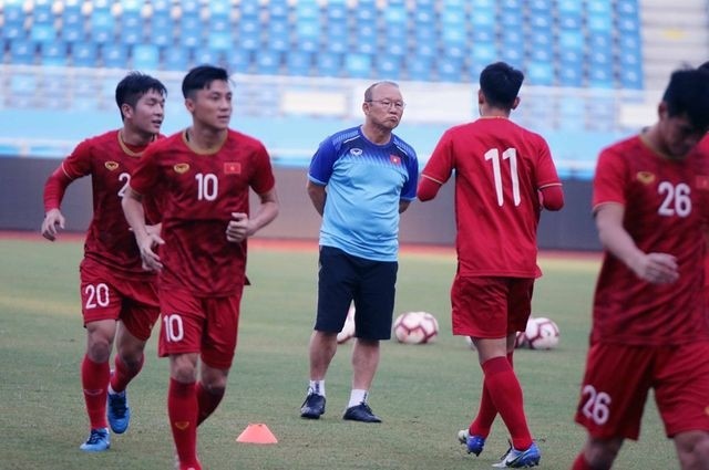 Coach Park Hang-seo and Vietnam U22s players during a training session.