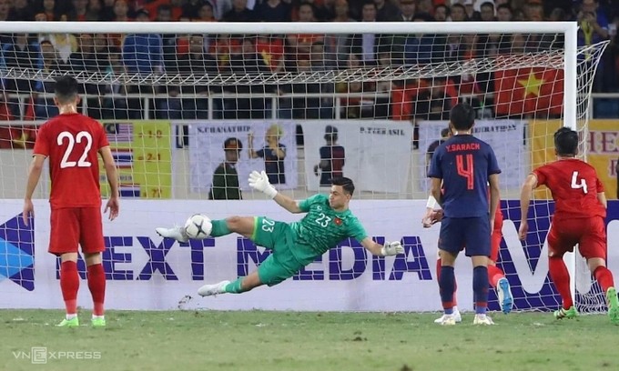Vietnamese goalkeeper Dang Van Lam denies Thailand's penalty during their World Cup qualifying match on November 19. (vnexpress.net)