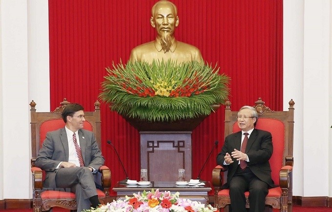 Politburo member and permanent member of the Party Central Committee’s Secretariat Tran Quoc Vuong (R) receives US Defence Secretary Mark Esper in Hanoi on November 20. (Photo: VNA)