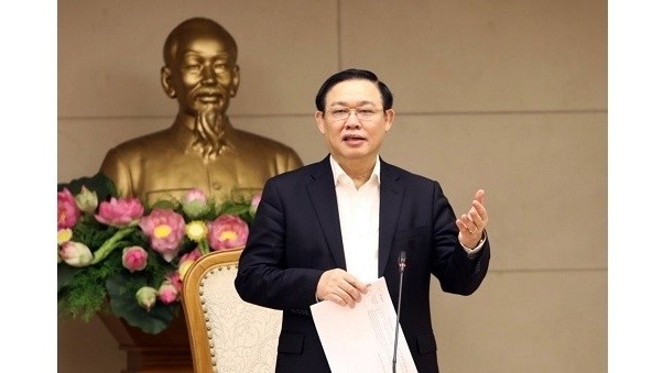 Deputy Prime Minister Vuong Dinh Hue speaks at the meeting. (Photo: VGP)