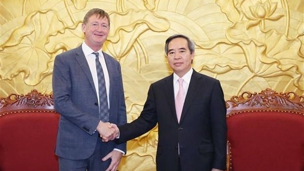 Politburo member and head of the Party Central Committee’s Economic Commission Nguyen Van Binh (right) and Philip Olivier, Vice President LNG Business Unit in the Gas, Renewables & Power branch of Total (Photo: VNA)