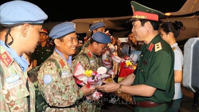 The officers and soldiers were welcomed home by Lieut. Gen. Nguyen Tan Cuong, Deputy Chief of the General Staff of the Vietnam’s People Army, and representatives of Military Zone 7 and Military Hospital 175. (Photo: VNA)