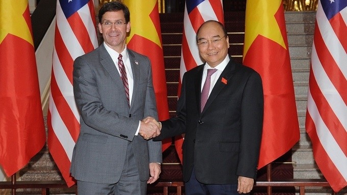 PM Nguyen Xuan Phuc (R) and US Secretary of Defence Mark Esper. (Photo: NDO/Tran Hai)