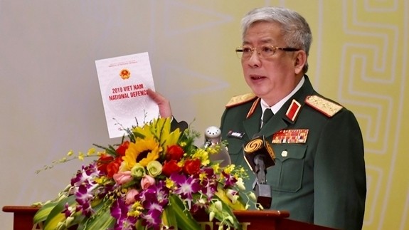 Deputy Defence Minister Nguyen Chi Vinh introducing the white paper (Photo: QDND)