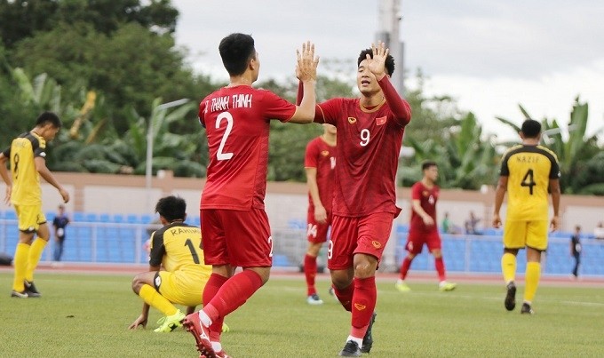 Ha Duc Chinh (no. 9) contributes a hat-trick to Vietnam's 6-0 victory over Brunei.