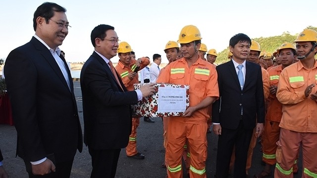 Deputy PM Vuong Dinh Hue presents gifts to workers of Tien Sa Port.
