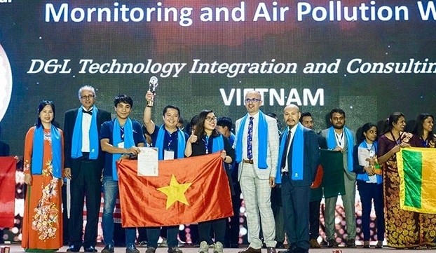The Vietnamese delegation was awarded a cup in the category of community services and eight certificates of merit.